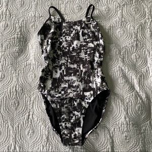 NIKE SIZE 28 B&W PATTERNED ONE PIECE